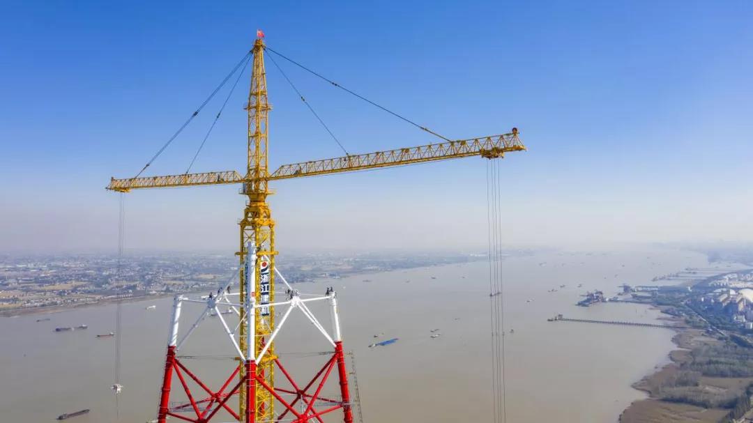 箭环电气为浙建集团1500吨.米超大型落地双平臂抱杆提供操控系统和电气控制系统。　　